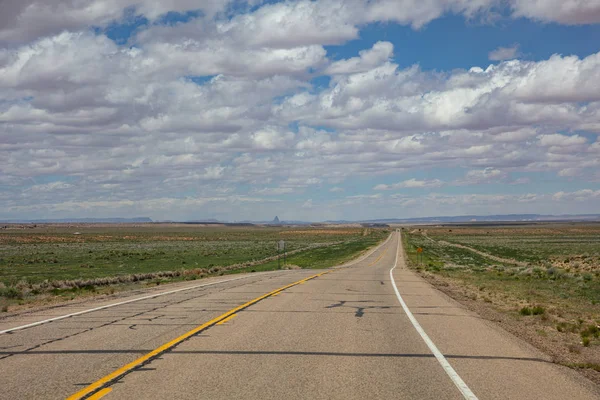 Longue autoroute, ciel bleu nuageux. Monument Valley Navajo nation, Arizona-Utah États-Unis — Photo