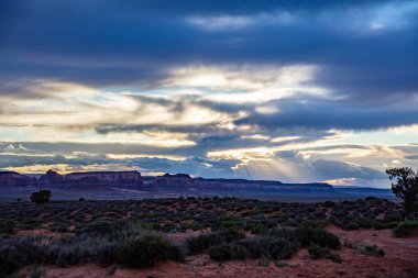 Arizona-Utah sınırındaki Monument Valley Tribal Park'ta gün batımı, ABD
