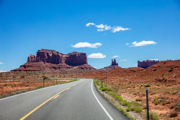 Denkmal Valley Highway, Stammespark in der arizona-utah Grenze, Vereinigte Staaten — Stockfoto