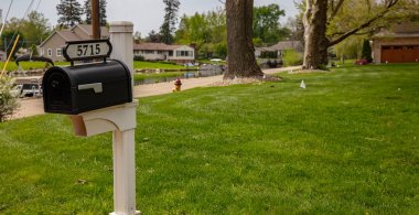 Kton, Ohio, Abd'de bahar günü. Posta kutusu, yeşil çimenler ve ağaçlar