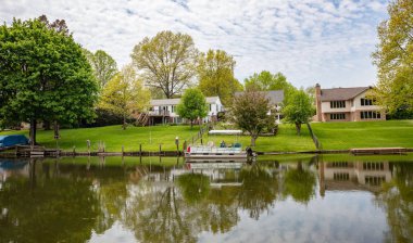 Kton, Ohio, Abd'de bahar günü. Suda bir tekne, yeşil çimenler ve ağaçlar
