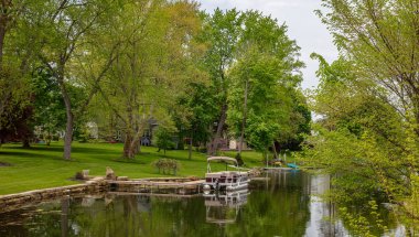 Kton, Ohio, Abd'de bahar günü. Suda bir tekne, yeşil çimenler ve ağaçlar