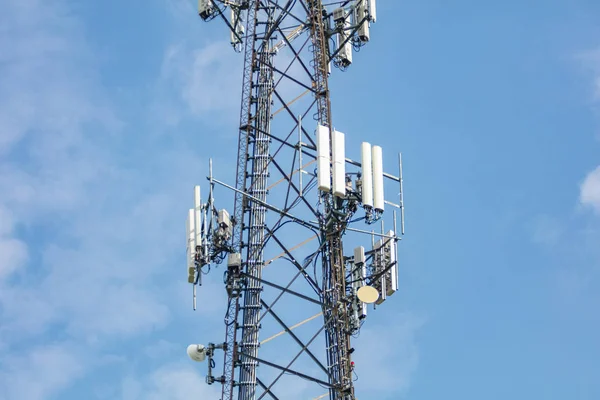 Станция связи. Антенна башни на чистом голубом фоне неба — стоковое фото