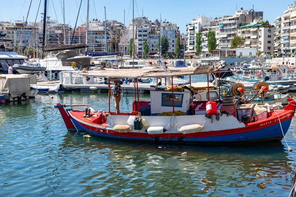 Marina Zeas in Piraeus, Görögország. Sok horgászcsónak készen áll a vitorlázásra a nyugodt tengeren. Városi és égi háttér. — Stock Fotó