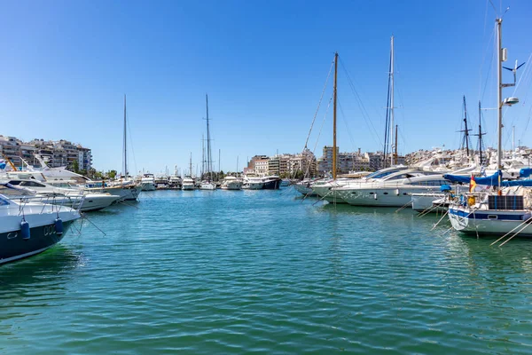 Marina Zeas Pire, Yunanistan. Birçok demirli yat. Teknelerin yansıması, mavi sakin deniz, şehir ve gökyüzü arka plan, uzay.