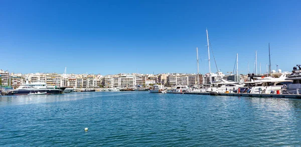 Marina Zeas in Piraeus, Greece. Many moored yachts. Reflection of boats, blue calm sea and sky background, banner, panoramic. — Stock Photo, Image