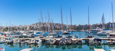 Marina Zeas Pire, Yunanistan. Birçok demirli yat. Teknelerin yansıması, mavi sakin deniz, şehir ve gökyüzü arka plan, afiş, panoramik.