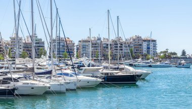 Marina Zeas Pire, Yunanistan. Birçok demirli gemi. Teknelerin yansıması, mavi sakin deniz, şehir ve gökyüzü arka plan.