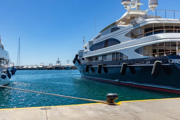 Marina Zeas in Piraeus, Greece. yacht moored at harbor ready to sail. Blue sky and calm sea background — Stock Photo, Image