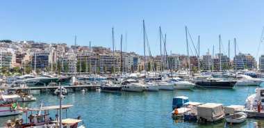 Marina Zeas Pire, Yunanistan. Birçok beyaz demirli yat. Mavi sakin deniz, şehir ve gökyüzü arka plan, afiş, 