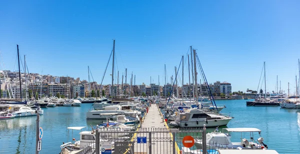 Marina Zeas i Pireus, Grekland. Många vita förtöjda yachter. Blå lugn hav, stad och himmel bakgrund — Stockfoto