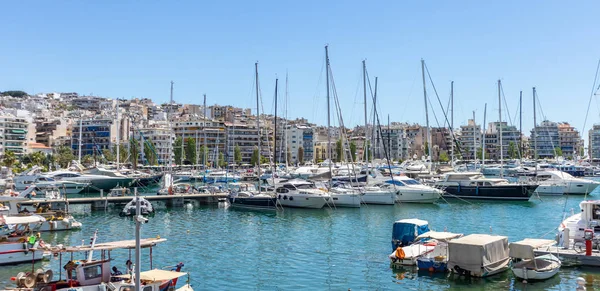 Marina Zeas in Piraeus, Görögország. Sok fehér Horgonyzott jachtok. Kék nyugodt tenger, városi és égi háttér, banner, — Stock Fotó