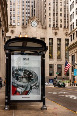 Reklam, Chicago şehir binaları ve sokak arka plan için otobüs durağında Billboard