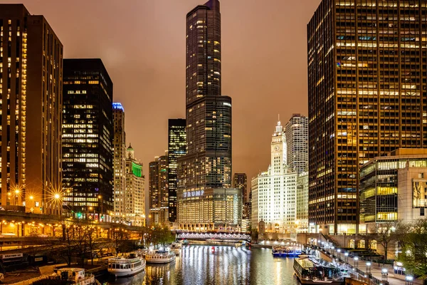 Місто Чикаго освітленій будівлі ввечері. Роздуми про річковий канал — стокове фото