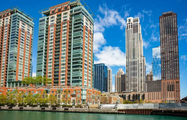 Chicago rascacielos de la ciudad en el canal del río, fondo cielo azul — Foto de Stock
