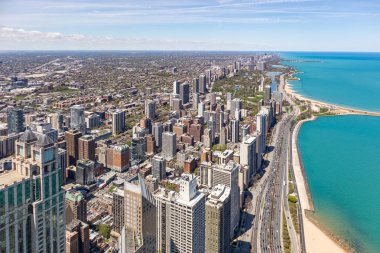Chicago şehir gökdelenler havadan görünümü, mavi gökyüzü arka plan. Skydeck gözlem