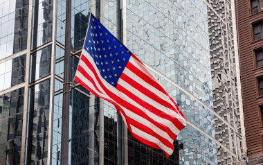 Chicago, Illinois şehir merkezinde Amerikan bayrağı. Cam cephe binaları arka plan.