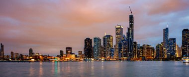 Chicago şehrinin panoramik görünümü yüksek katlı binalar bulutlu gökyüzü akşam