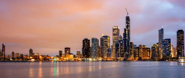 Chicago şehrinin panoramik görünümü yüksek katlı binalar bulutlu gökyüzü akşam