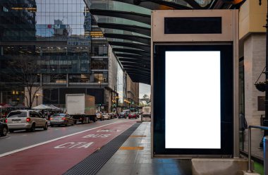 Reklam, Chicago şehir binaları ve sokak arka plan için otobüs durağında Boş billboard