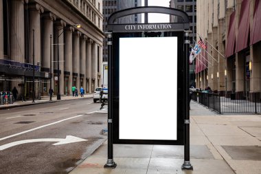Reklam, Chicago şehir binaları ve sokak arka plan için otobüs durağında Boş billboard