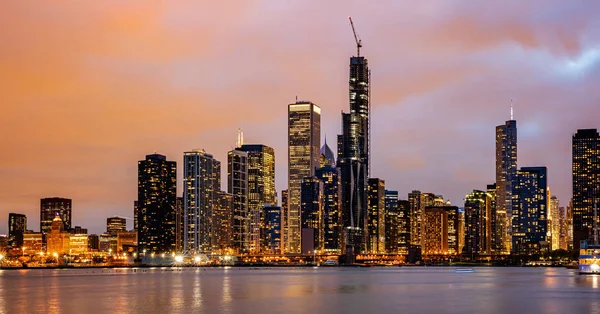 Vista panorámica de la ciudad de Chicago edificios de gran altura cielo nublado por la noche — Foto de Stock