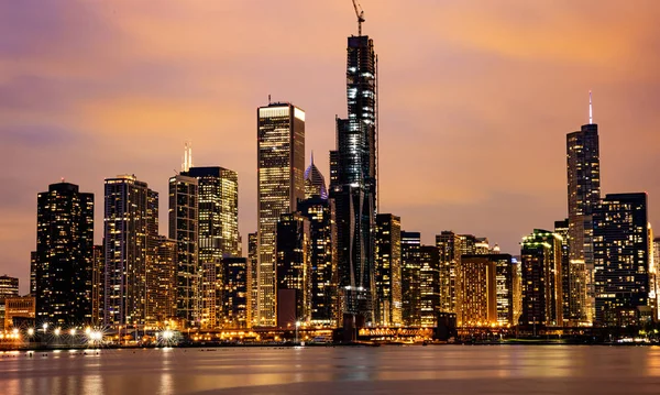 Vue panoramique de la ville de Chicago immeubles de grande hauteur ciel nuageux en soirée — Photo