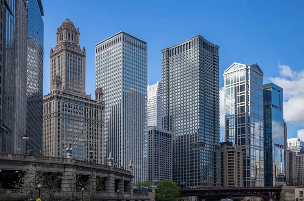 Chicago Illinois rascacielos de la ciudad, fondo cielo azul —  Fotos de Stock