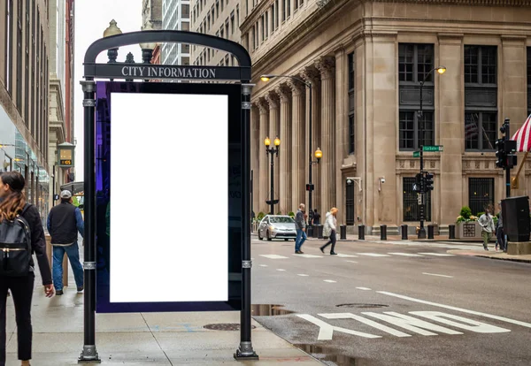 Puste Billboard na przystanku autobusowym dla reklamy, budynki miejskie Chicago i tło ulicy — Zdjęcie stockowe