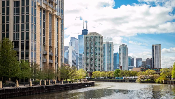 Gratte-ciel de Chicago sur le canal de la rivière, fond bleu ciel — Photo