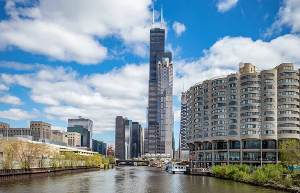 Chicago rascacielos de la ciudad en el canal del río, fondo cielo azul — Foto de Stock