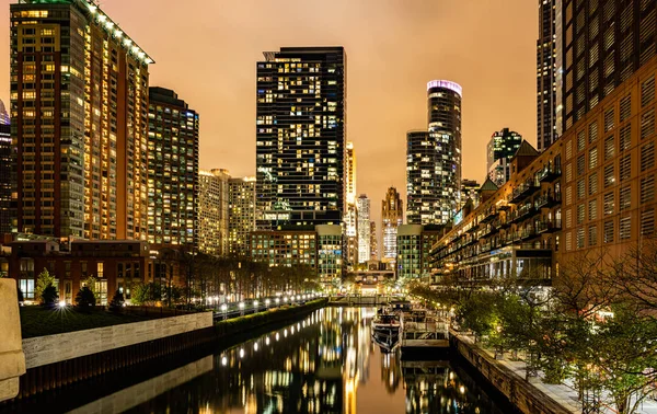 Вечером в Чикаго освещались здания. Отражения на речном канале — стоковое фото