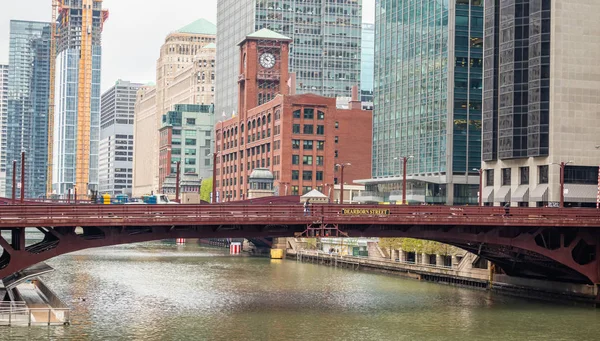 Чикаго Дірборн вуличний міст над річкою, високе зростання будівель фону — стокове фото