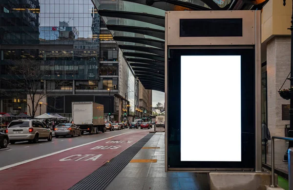 Panneau d'affichage vierge à l'arrêt de bus pour la publicité, les bâtiments de la ville de Chicago et le fond de la rue — Photo