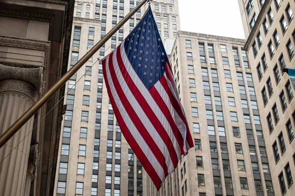 Chicago, Illinois şehir merkezinde Amerikan bayrağı. Gökdelenler binalar arka plan. — Stok fotoğraf