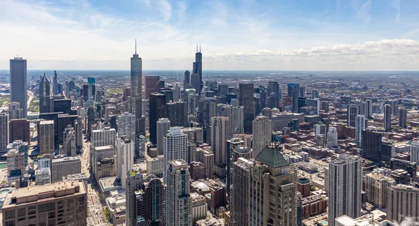 Gratte-ciel de Chicago vue aérienne, ciel bleu nuageux. Observation Skydeck — Photo