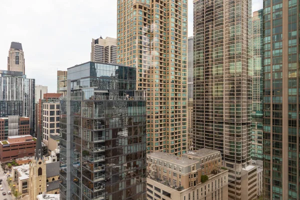 Chicago Illinois rascacielos de la ciudad, fondo cielo nublado — Foto de Stock