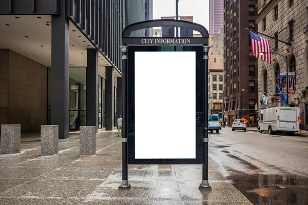 Outdoor em branco na paragem de autocarro para publicidade, edifícios da cidade de Chicago e fundo de rua — Fotografia de Stock