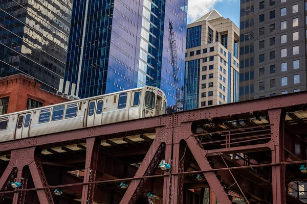 Поезд в Чикаго на мосту, задний план небоскребов, вид с низкого угла — стоковое фото