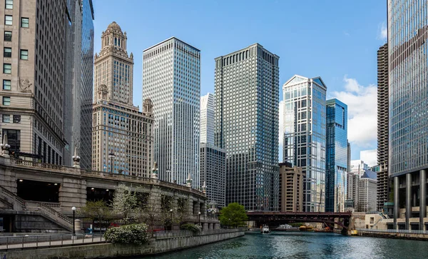 강 운하에 시카고 도시 고층 빌딩, 푸른 하늘 배경 — 스톡 사진
