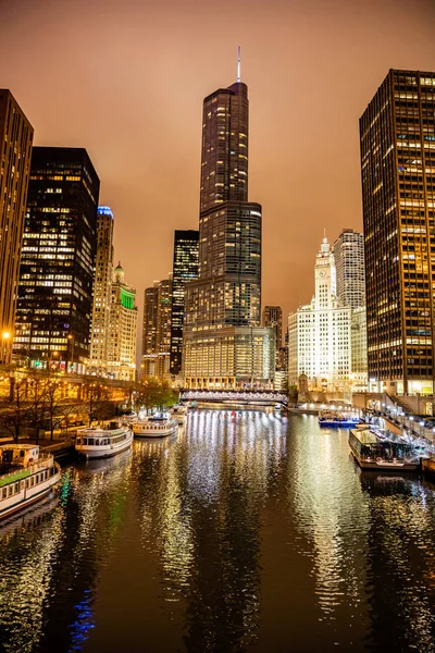 Chicago ciudad iluminó edificios por la noche. Reflexiones sobre el canal del río —  Fotos de Stock