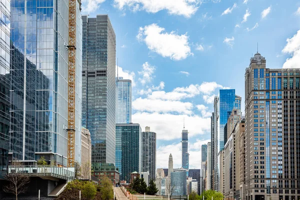 Rascacielos de la ciudad de Chicago, cielo azul con fondo de nubes — Foto de Stock