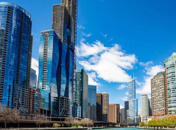 Gratte-ciel de Chicago sur le canal de la rivière, fond bleu ciel — Photo