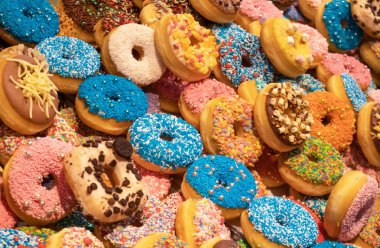 Renkli dekorasyon arka plan ile Donutlar. Yakın çekim görünümü