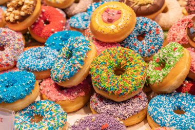 Renkli dekorasyon arka plan ile Donutlar. Yakın çekim görünümü