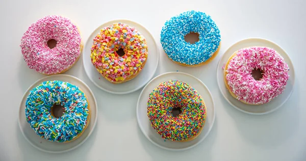 Donut met kleurrijke decoratie op witte kleur achtergrond. Top View — Stockfoto