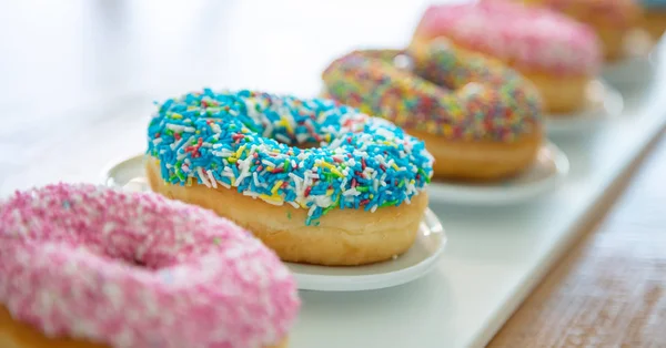 Doughnuts assorti op wit. Close-up weergave — Stockfoto