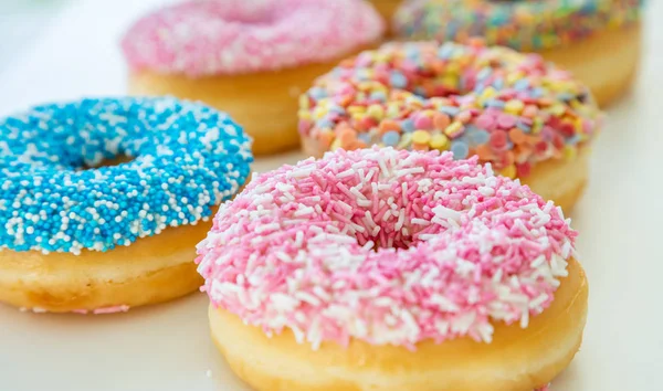 Doughnuts assorti op wit. Close-up weergave — Stockfoto