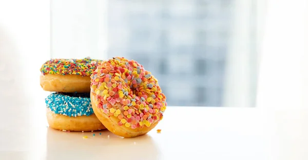 Rosquillas en mesa de color blanco. Vista de cerca — Foto de Stock