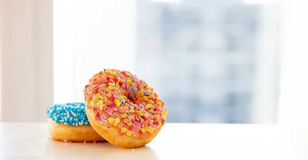 Rosquillas en mesa de color blanco. Vista de cerca — Foto de Stock